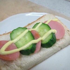 きゅうりと魚肉ソーセージのトースト♡